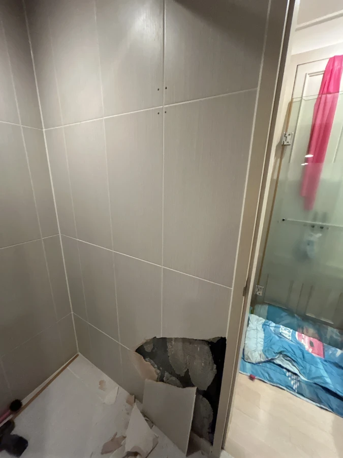 일산 화장실타일수리 작업 후 부분교체로 정리된 타일 상태